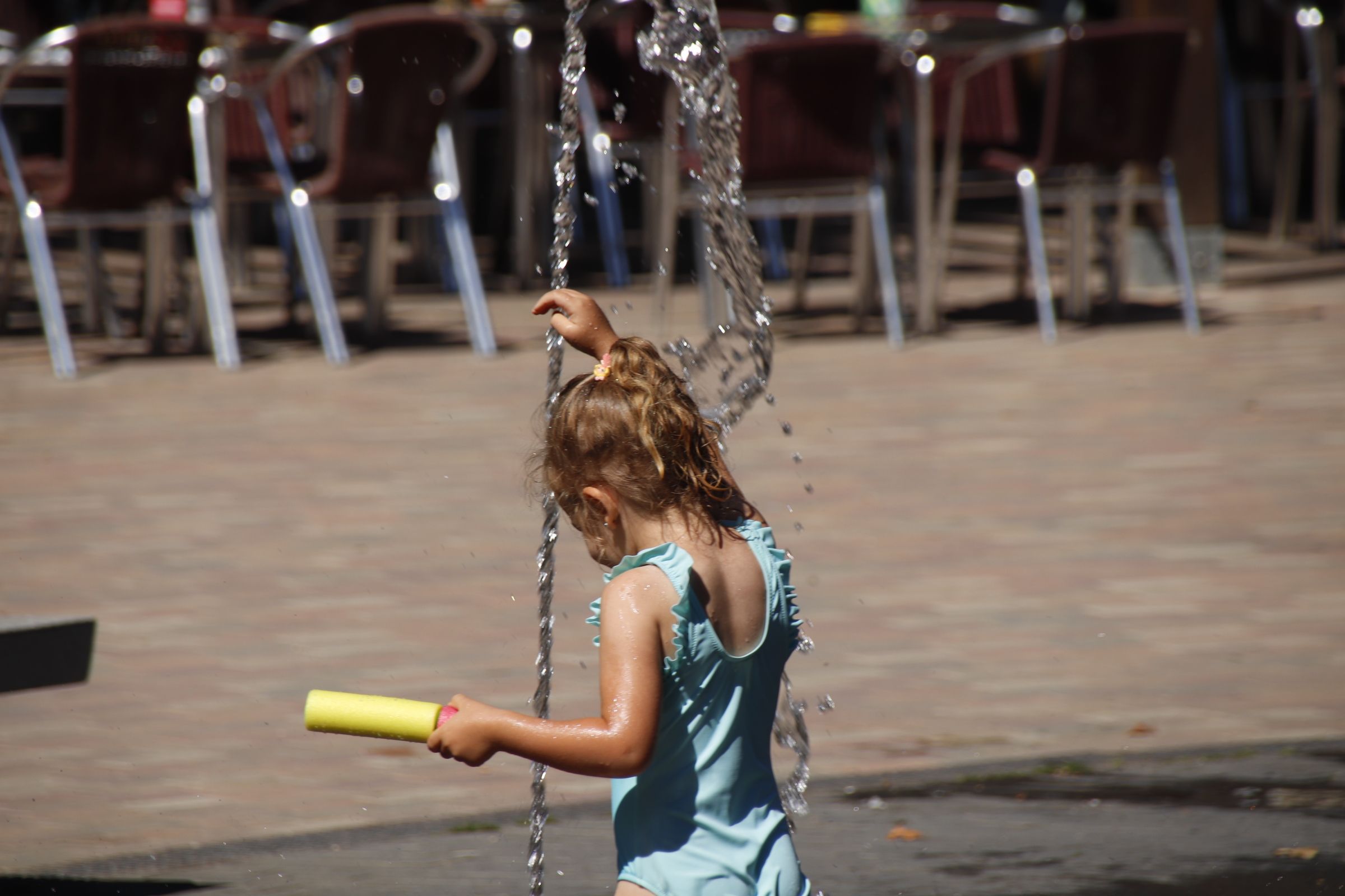 Niña jugando en la fuente parque de La Alamedilla