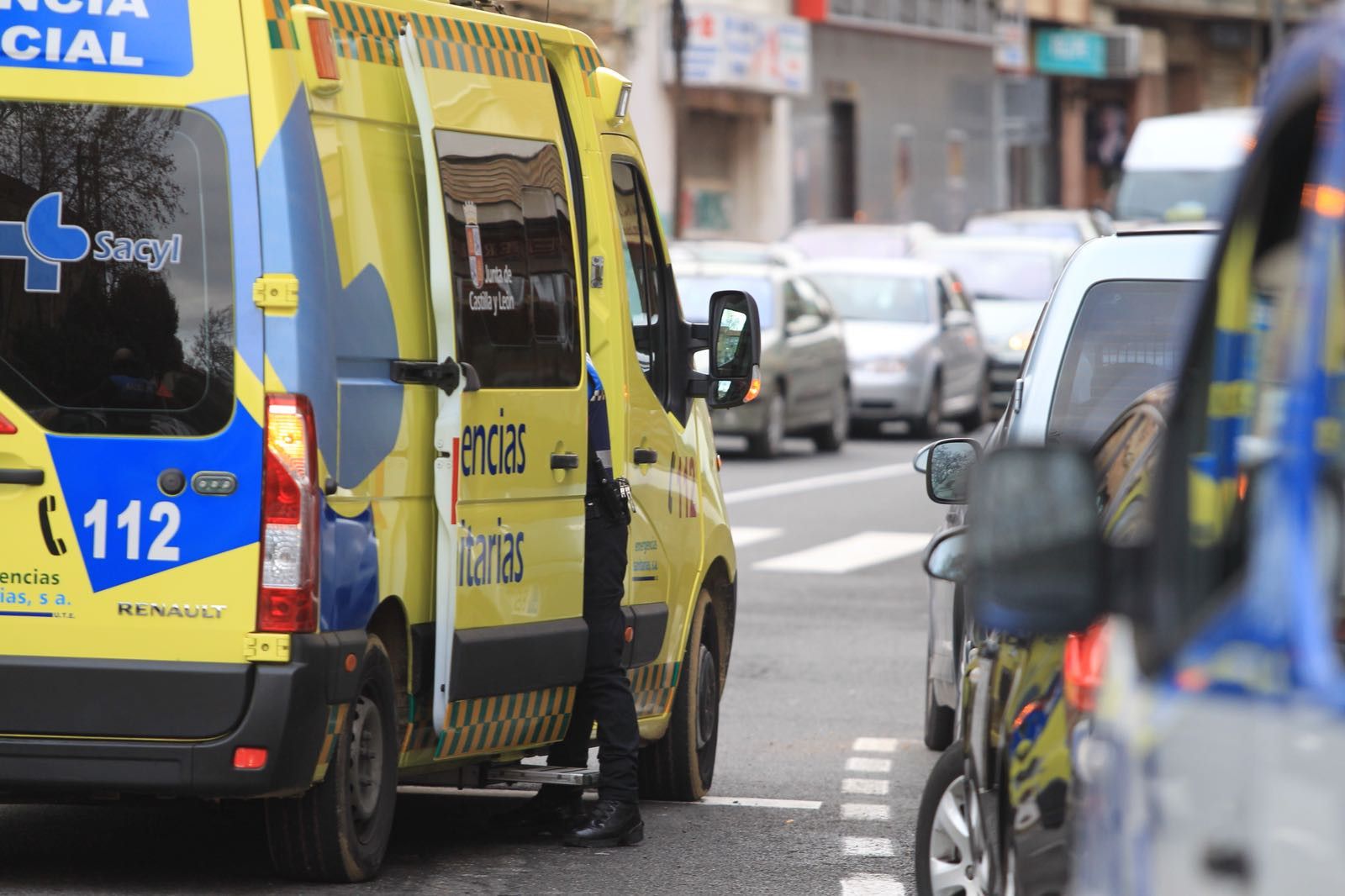  Ambulancia en la carretera de Ledesma. Foto de archivo 