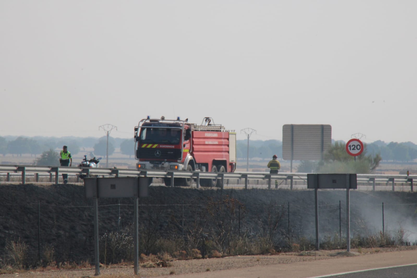  El estallido de una rueda de un camión provoca un incendio en la A-62 a la altura de Robliza de Cojos