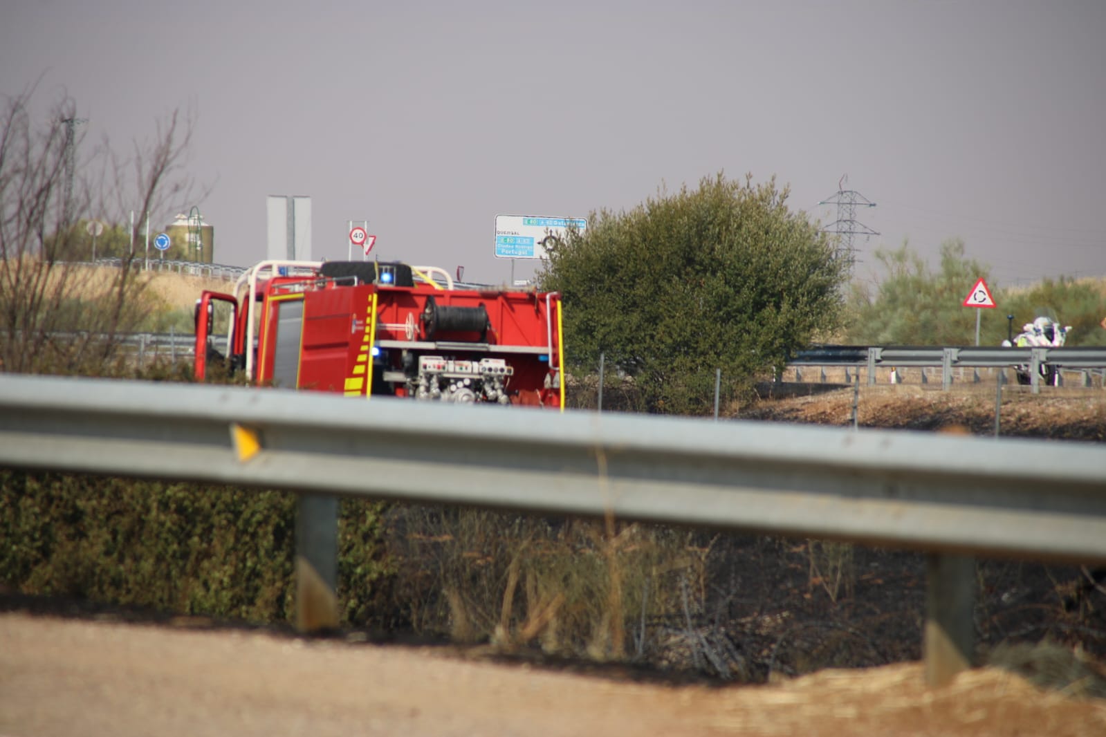 El estallido de una rueda de un camión provoca un incendio en la A-62 a la altura de Robliza de Cojos