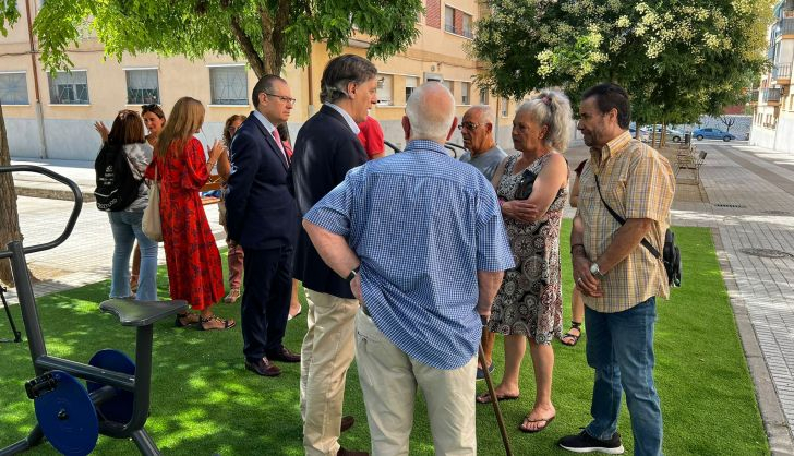 El alcalde de Salamanca, Carlos García Carbayo, durante una visita a la renovada Plaza de Torneros, en Pizarrales