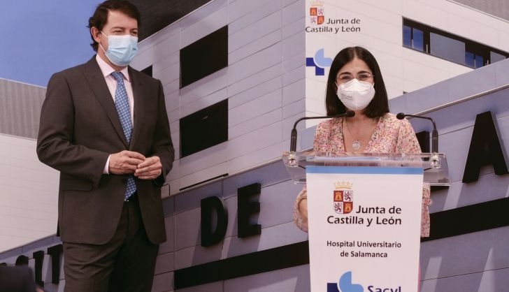 La ministra de Sanidad, Carolina Darias, visita con el presidente de la Junta de Castilla y León, Alfonso Fernández Mañueco, el Hospital de Salamanca. ICAL