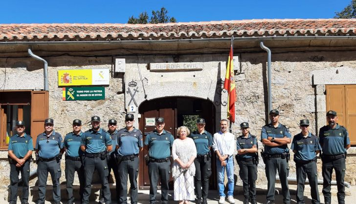 La subdelegada del Gobierno en Salamanca, Encarnación Pérez durante la visita al puesto de la Guardia Civil de La Alberca