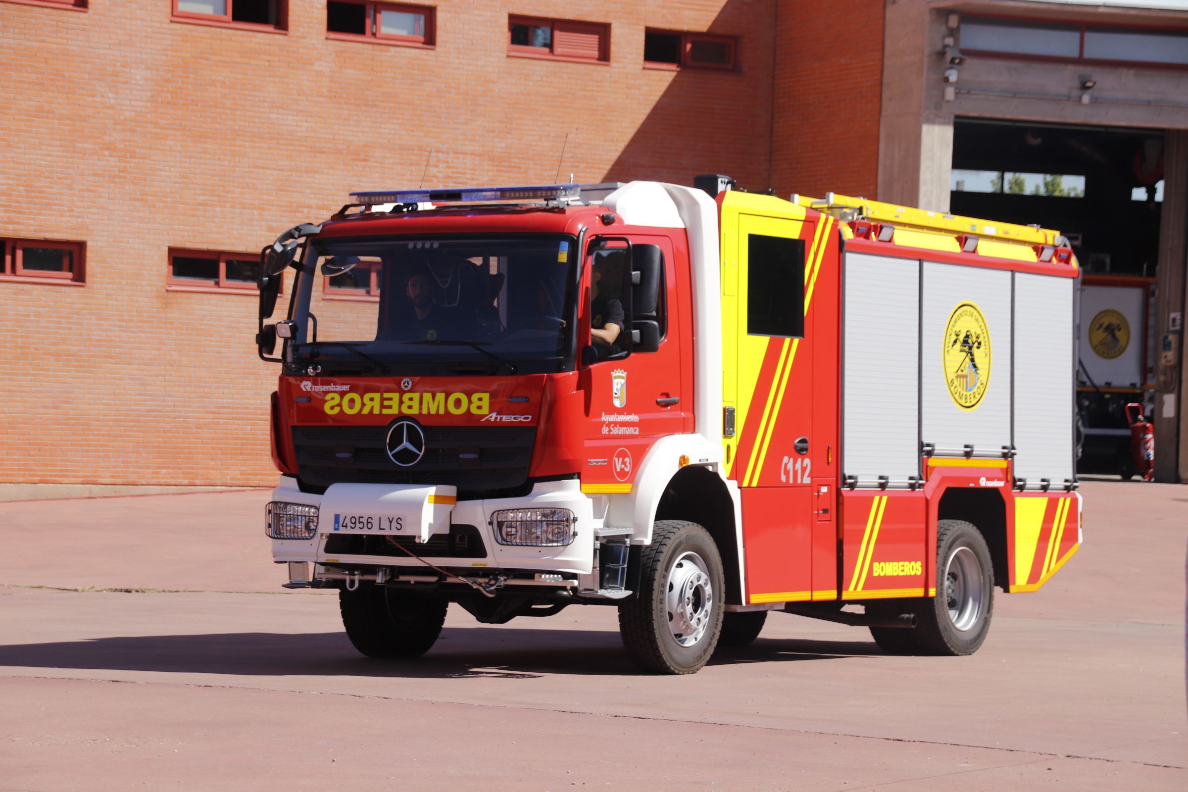 Un camión de extinción de incendios en el interior del Parque de Bomberos de Salamanca 