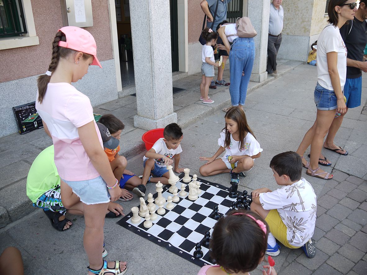 Juegos en la calle y desayuno saludable Fiestas San Roque Carbajosa (7)