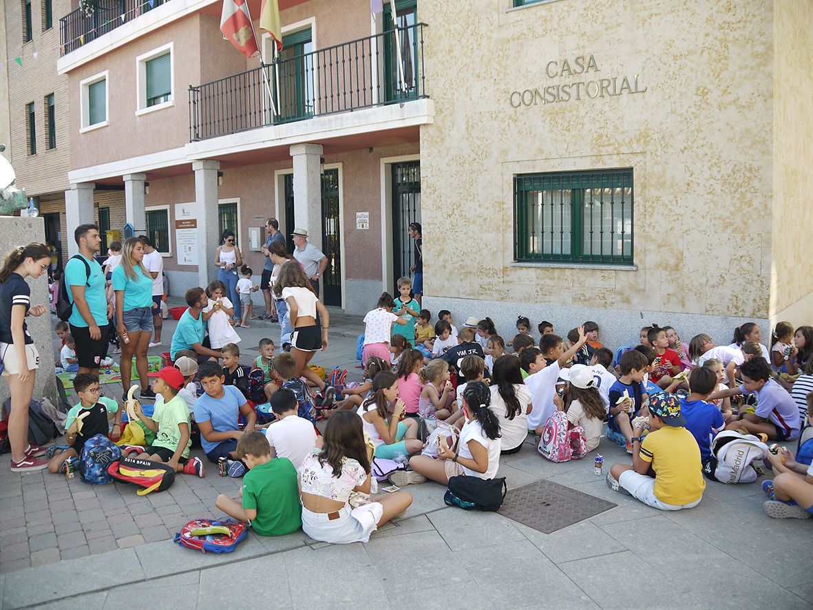 Juegos en la calle y desayuno saludable Fiestas San Roque Carbajosa (8)