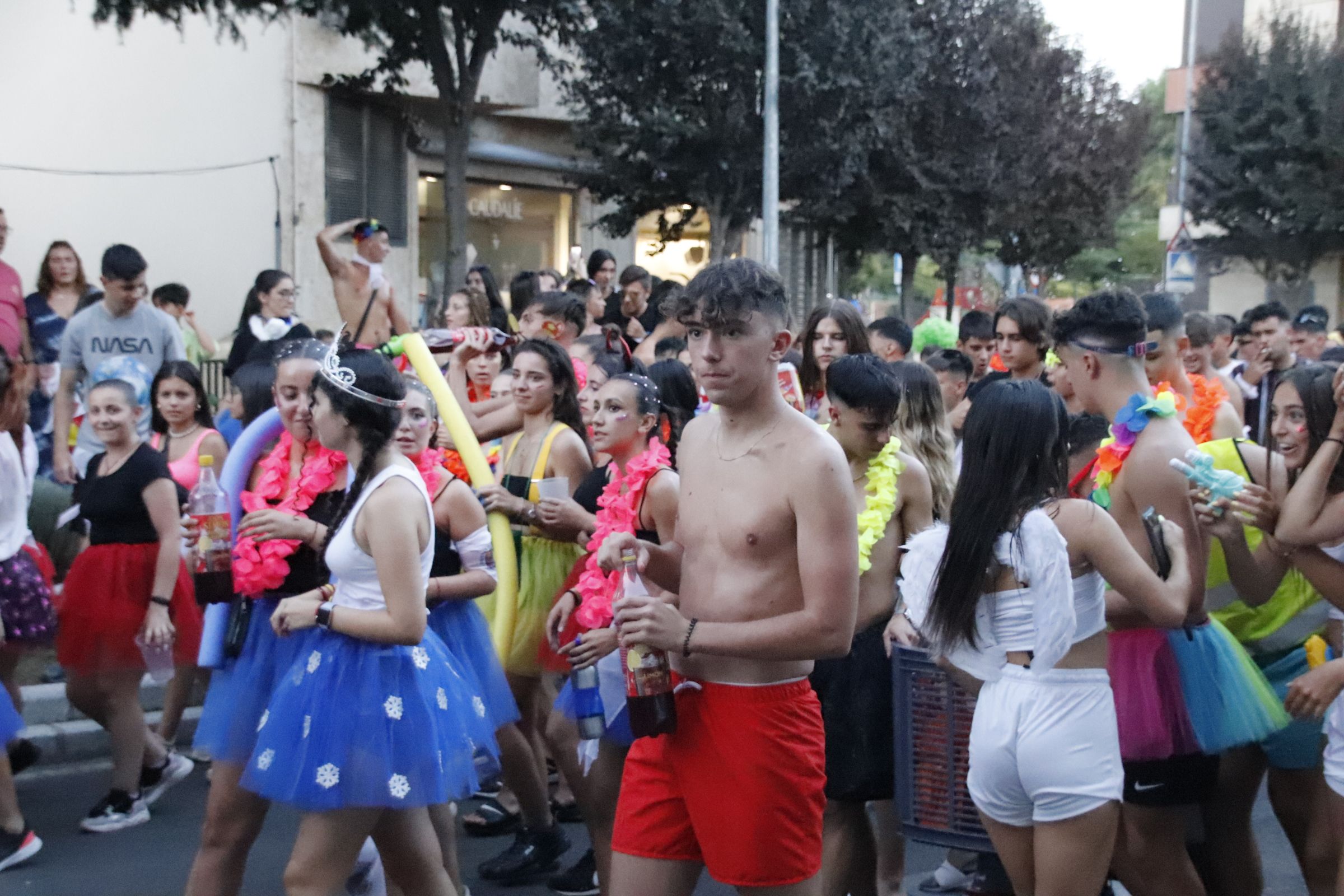 Chupinazo inicio de fiestas, desfile de peñas con batukada