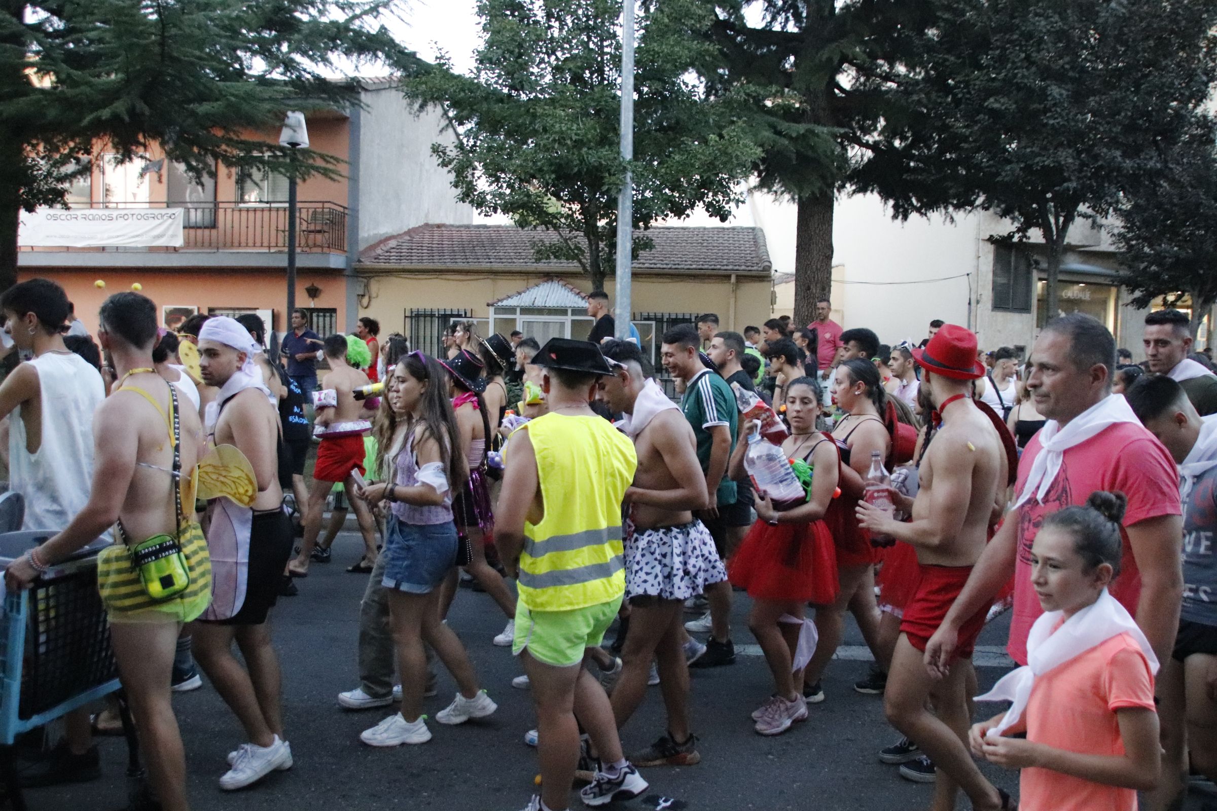 Chupinazo inicio de fiestas, desfile de peñas con batukada