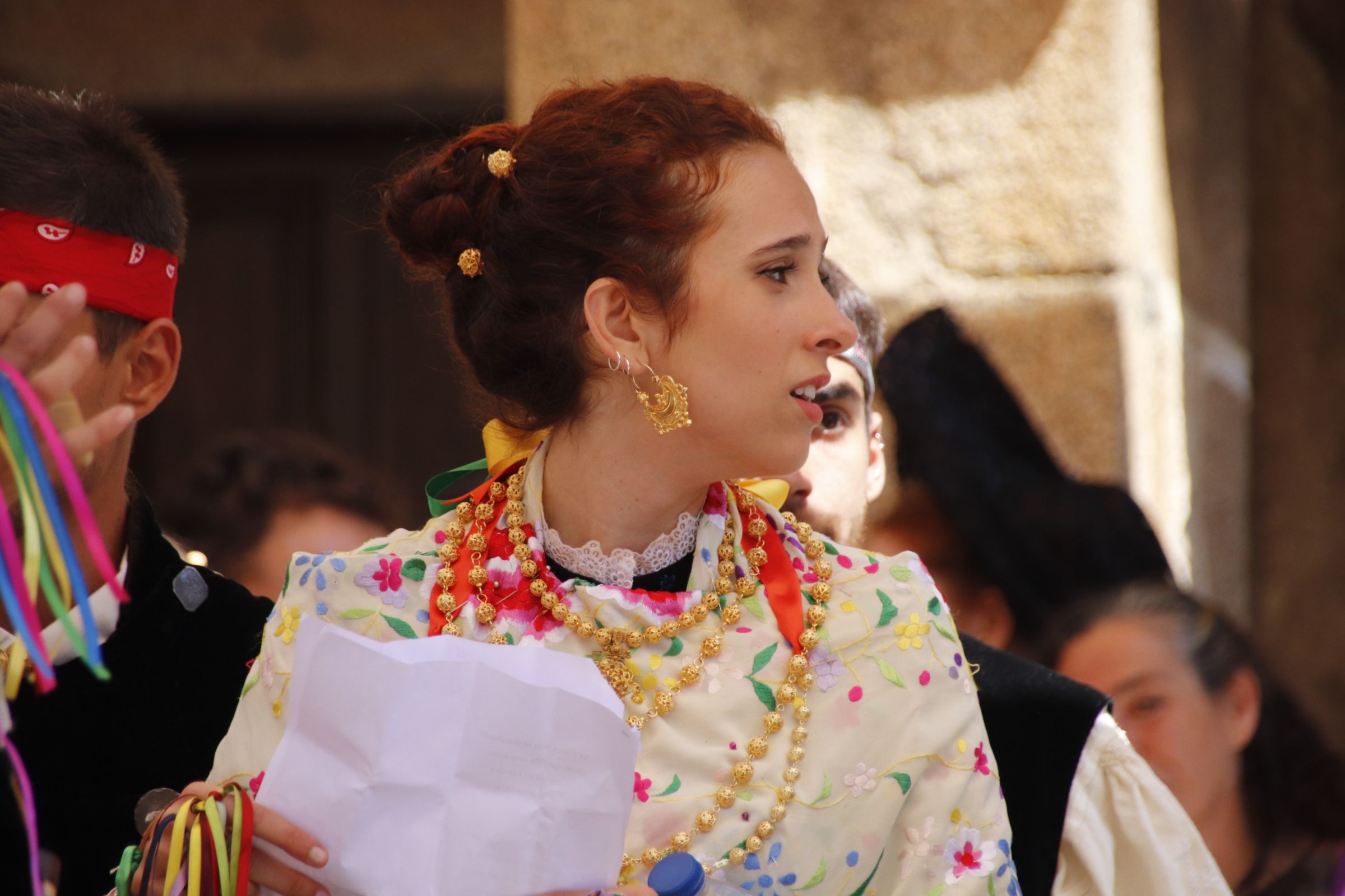Misa y procesión y ofertorio con bailes tradicionales en Sequeros
