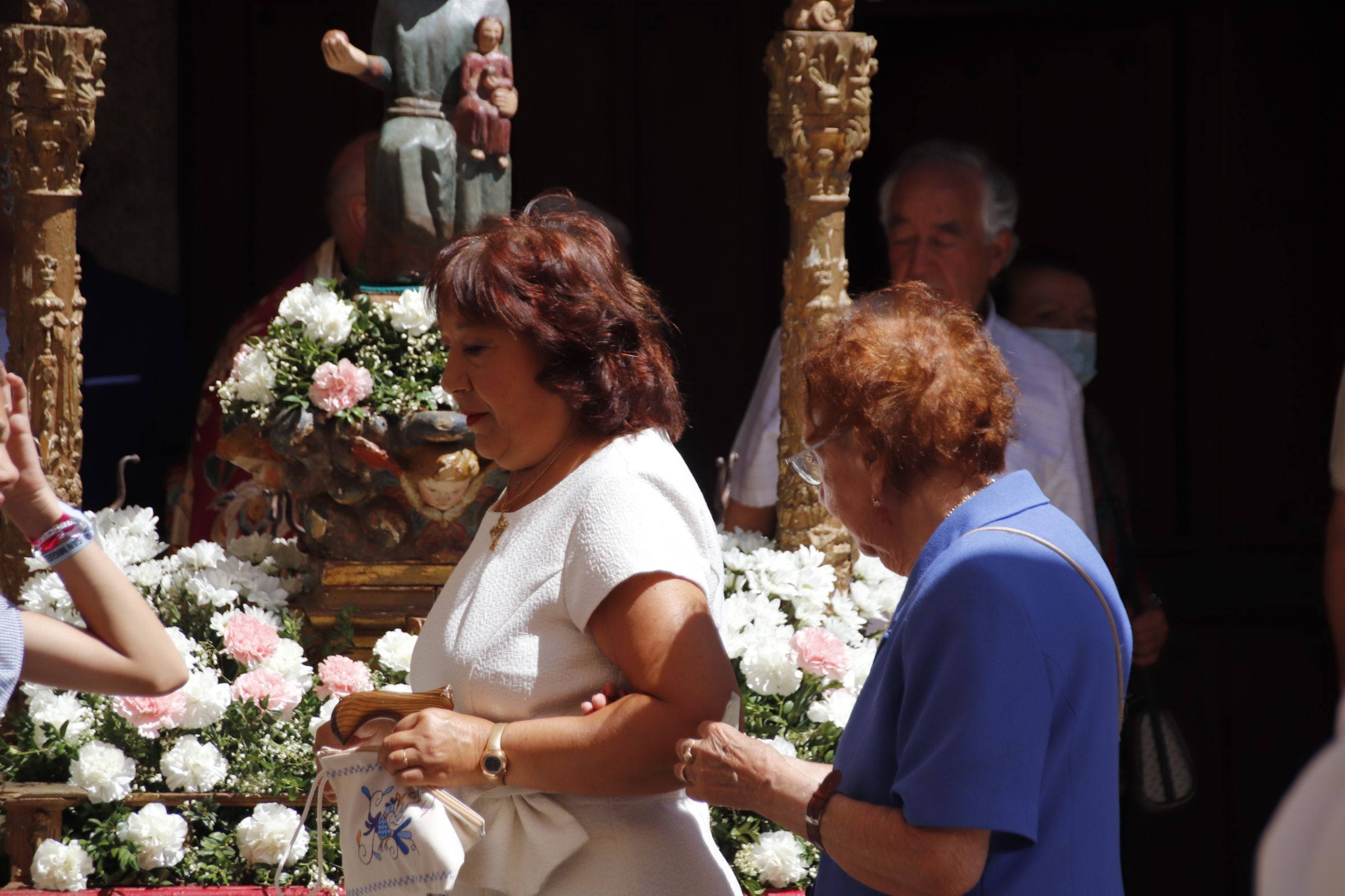 Misa y procesión y ofertorio con bailes tradicionales en Sequeros