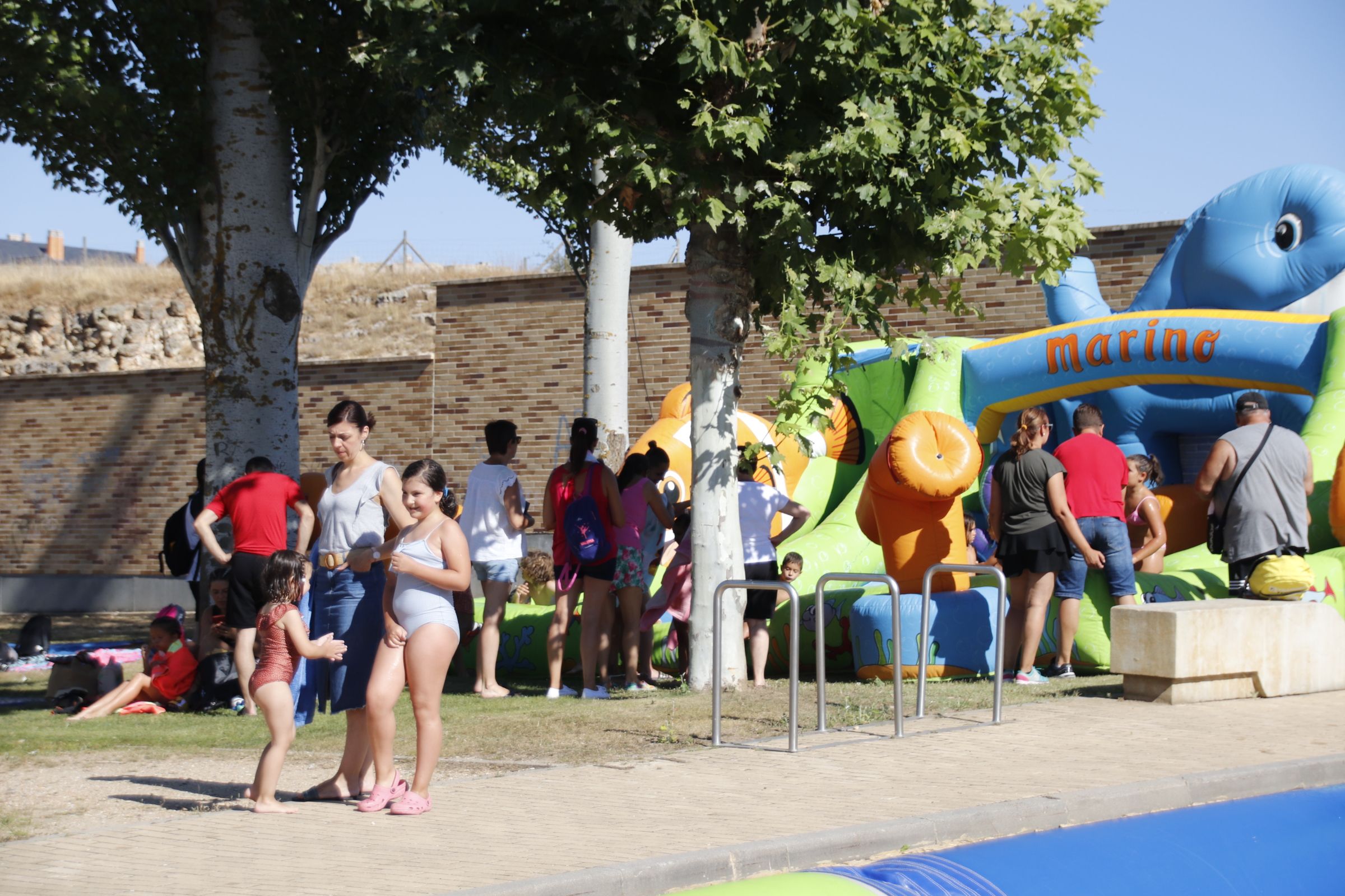 Juegos de agua en el parque ciudad de los Niños y piscinas. 