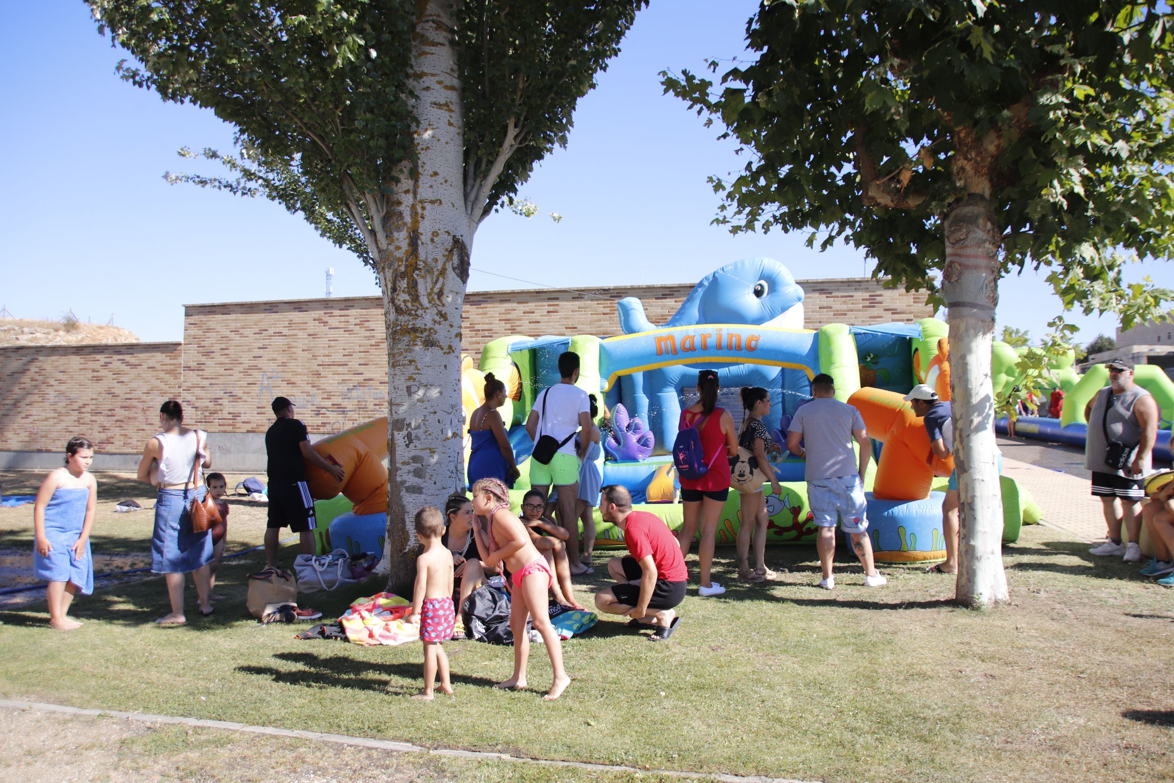 Juegos de agua en el parque ciudad de los Niños y piscinas. 