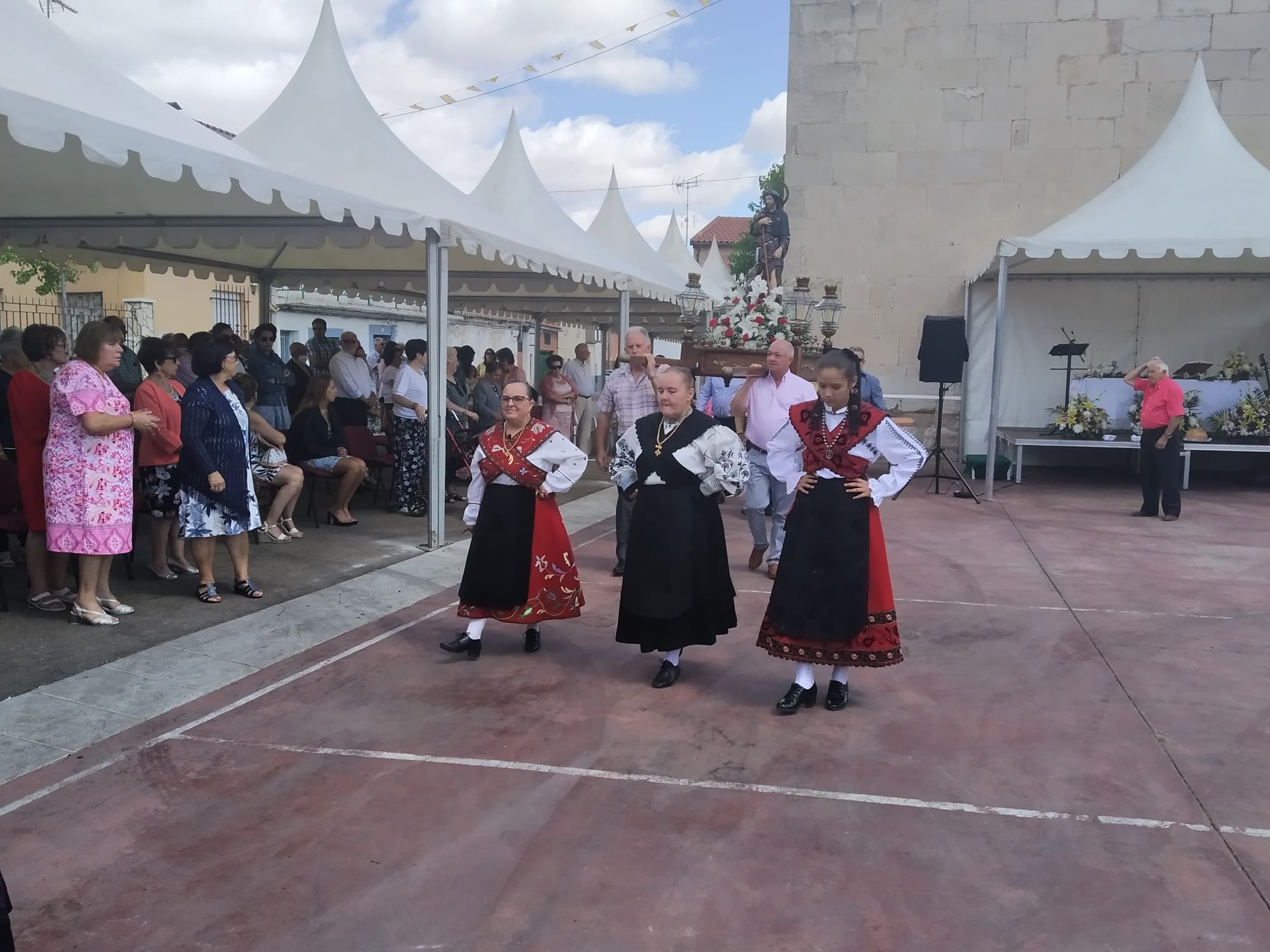 Procesión por las fiestas patronales en Valdelosa (1)