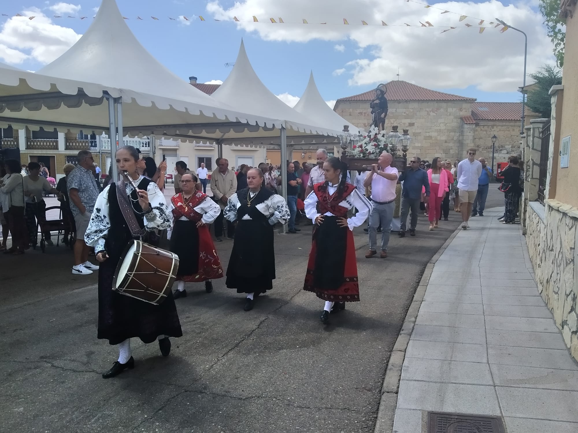 Procesión por las fiestas patronales en Valdelosa (20)