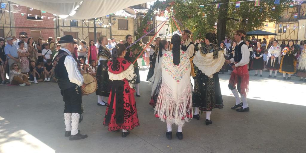 Procesión, ofertorio y danzas populares por los jóvenes del pueblo en Villanueva del Conde