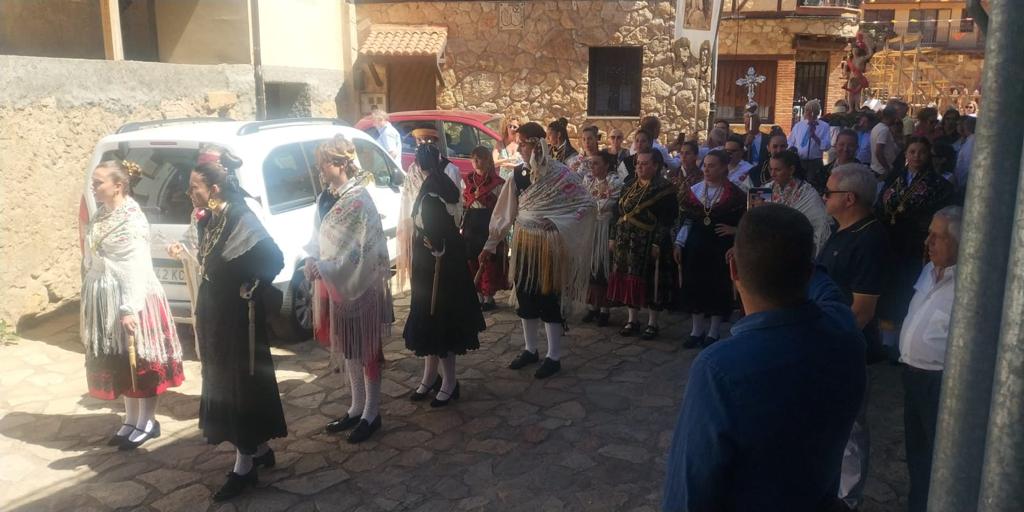 Procesión, ofertorio y danzas populares por los jóvenes del pueblo en Villanueva del Conde