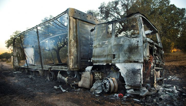 Arde un camión cargado de tapones de corcho junto a la SA-220 a la altura de Pedro Toro, en la comarca de Ciudad Rodrigo. ICAL