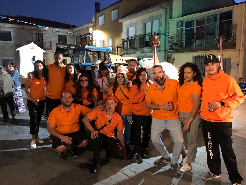 Desfile y concurso de carrozas en Pereña de la Ribera 