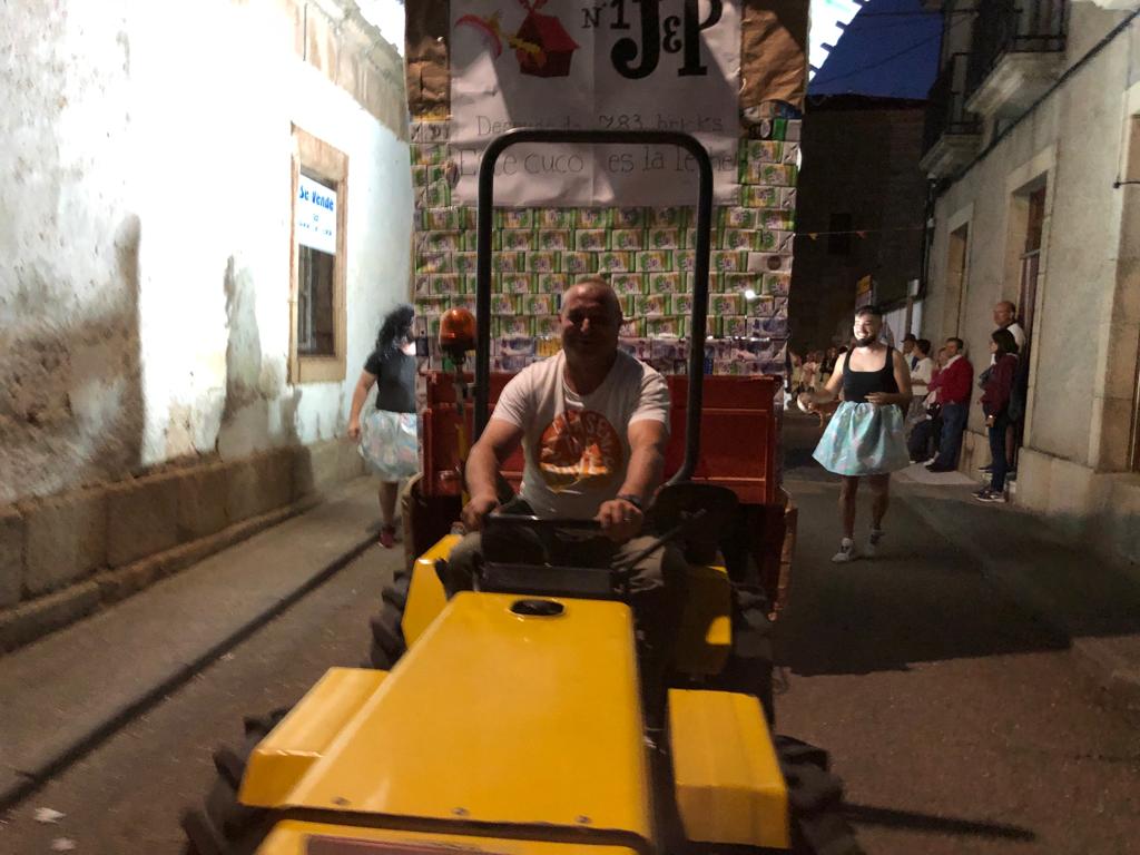 Desfile y concurso de carrozas en Pereña de la Ribera 