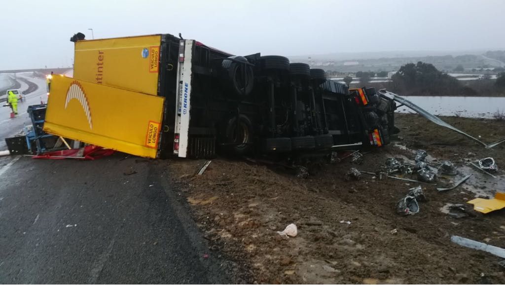  Accidente camión Guijuelo volcado (4) 