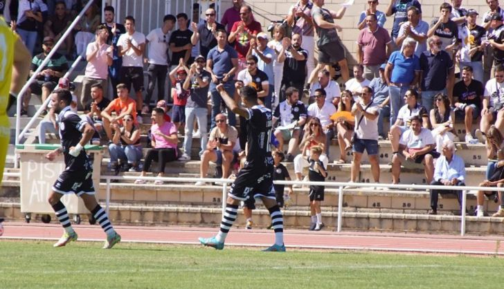 Chapela celebra su gol ante el Linares | FOTO SALAMANCA24HORAS.COM