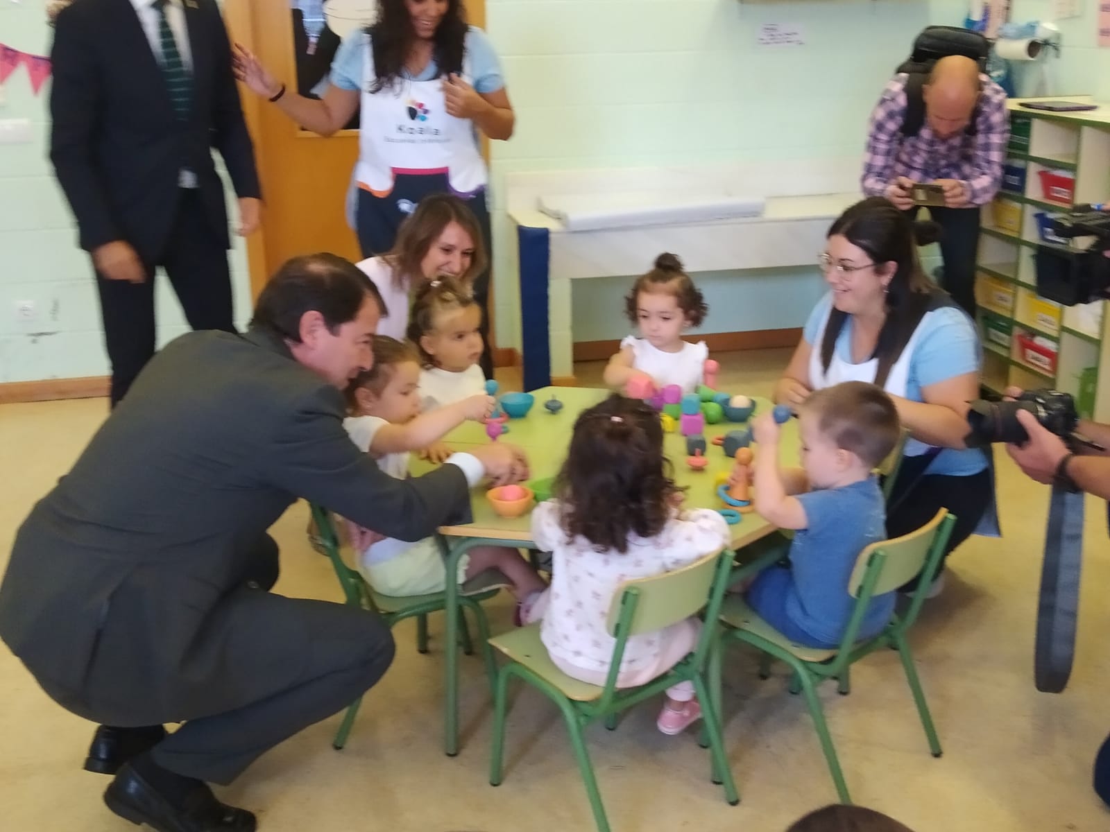 Visita de Alfonso Fernández Mañueco al centro de educación infantil de Carbajosa
