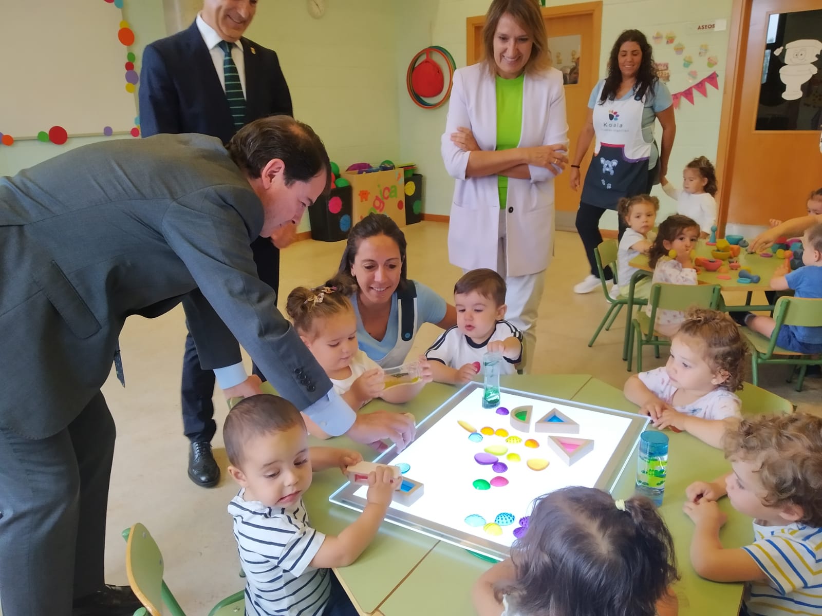 Visita de Alfonso Fernández Mañueco al centro de educación infantil de Carbajosa