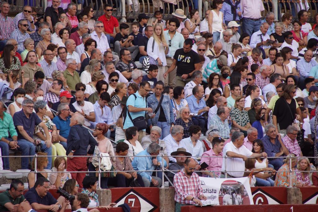 Resumen fotográfico del ambiente en los tendidos de La Glorieta durante la corrida de rejones. Fotos Juanes