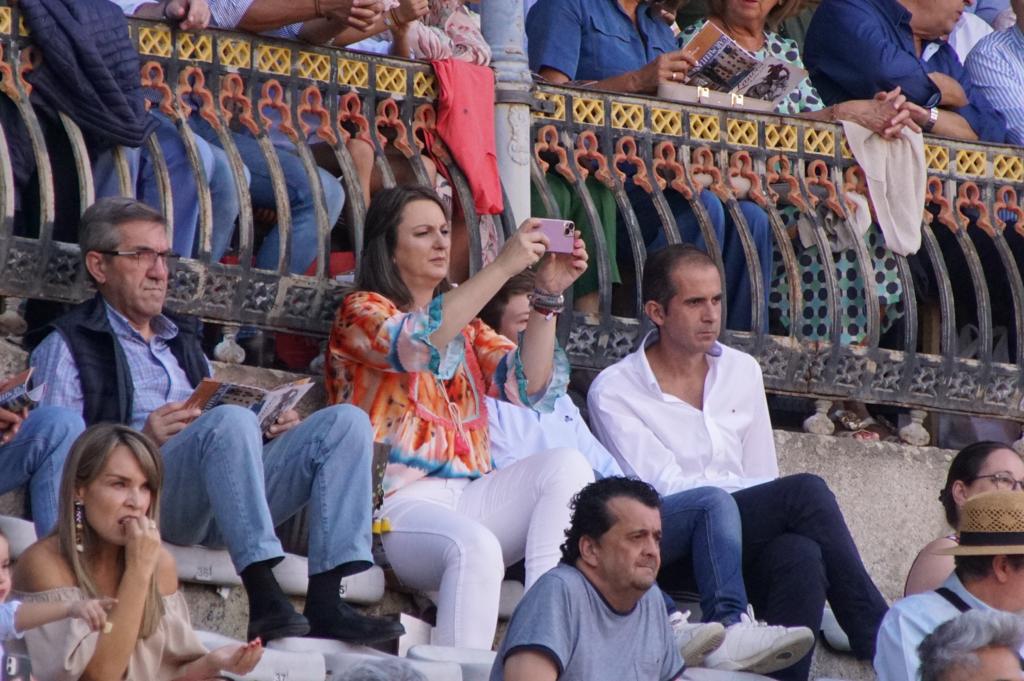 Resumen fotográfico del ambiente en los tendidos de La Glorieta durante la corrida de rejones. Fotos Juanes