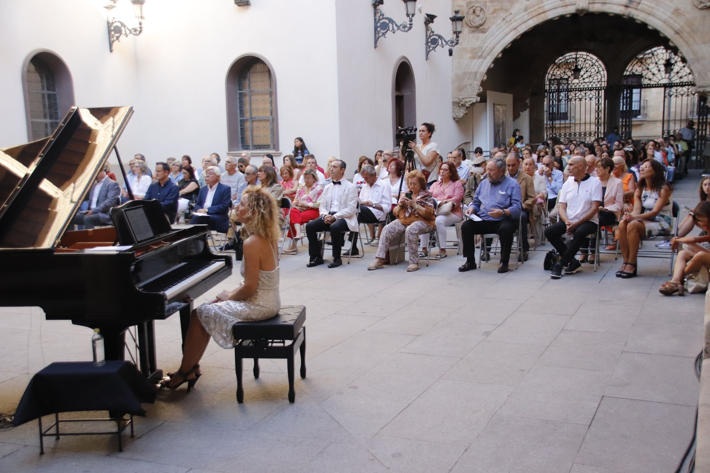 David Mingo, clausura el proyecto expositivo “Mar de Encinas” y asiste al concierto de clausura que ofrecerá la pianista María Guerras.