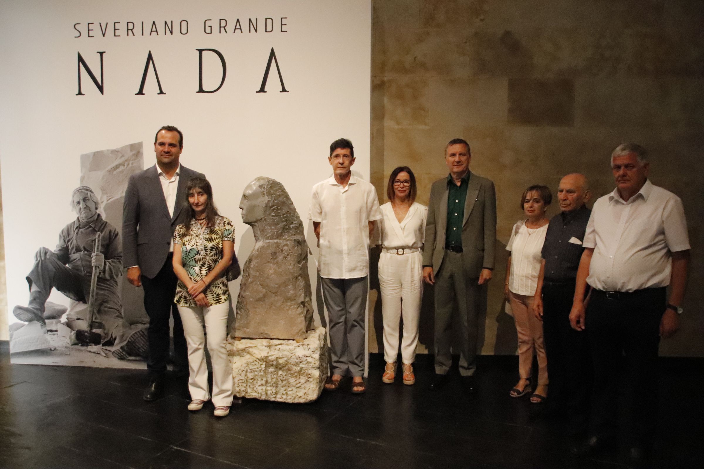 David Mingo, y la hija de Severiano Grande, Nieves Grande, presentan la exposición “NADA” de Severiano Grande