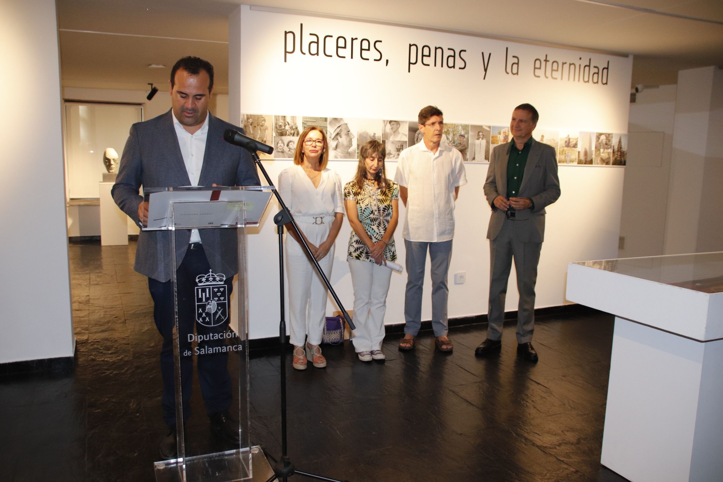 David Mingo, y la hija de Severiano Grande, Nieves Grande, presentan la exposición “NADA” de Severiano Grande