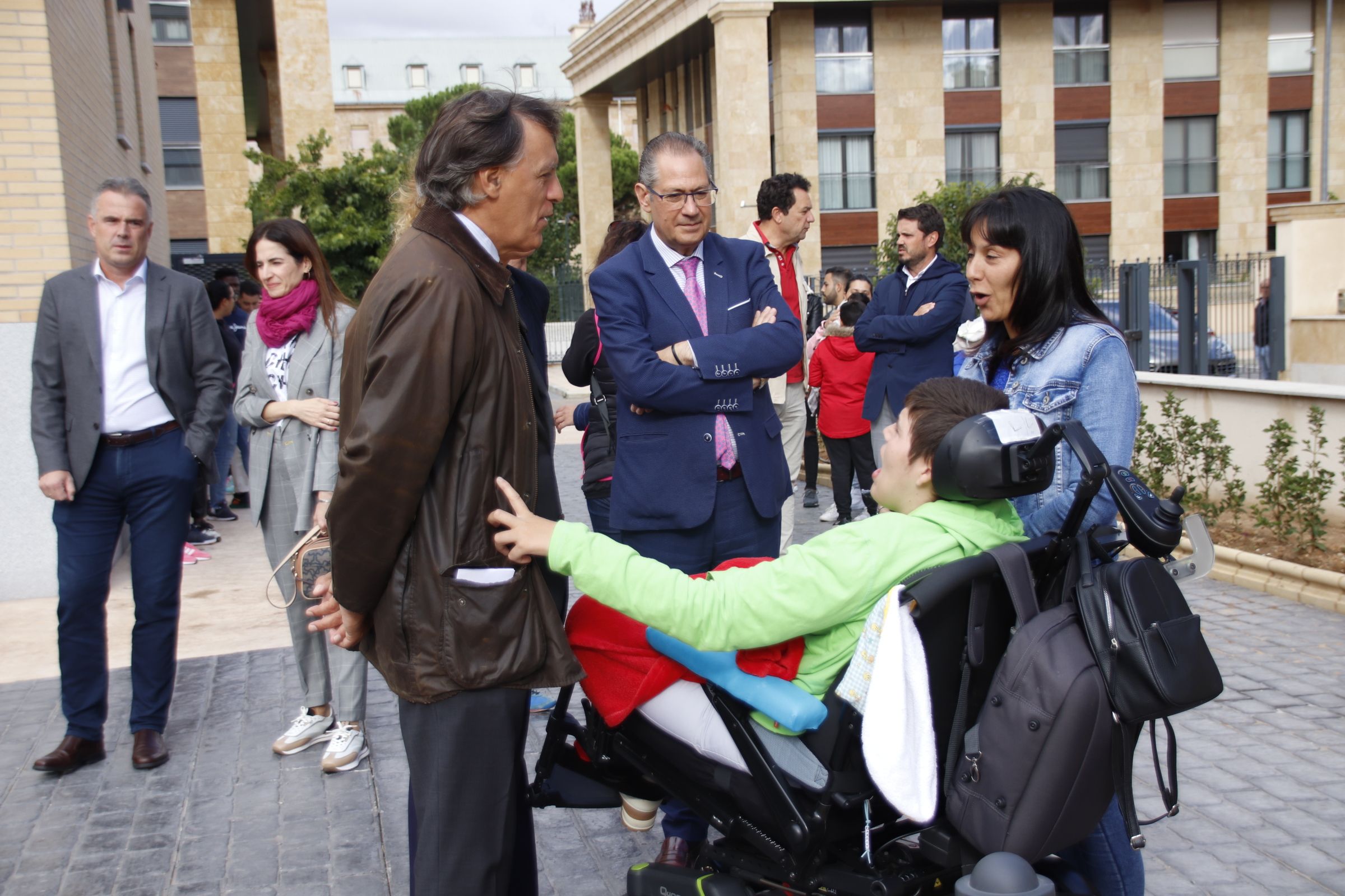 Carlos García Carbayo, y la directora general de Vivienda, María Pardo, entregan las llaves a los inquilinos de las viviendas protegidas de alquiler de Ciudad Jardín