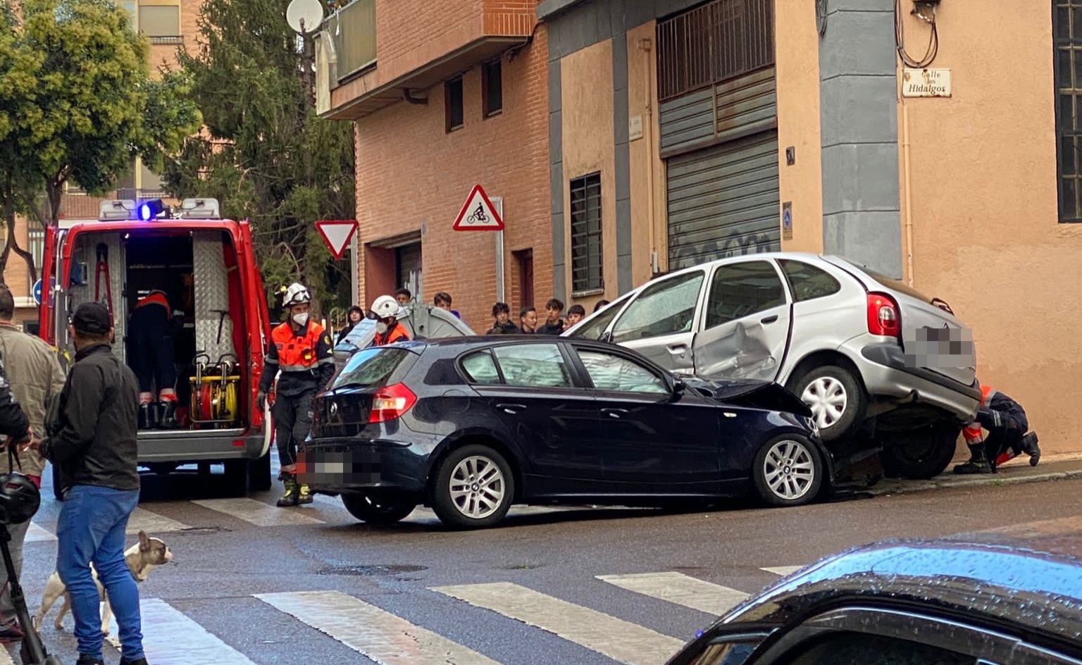 Accidente entre dos vehículos en el cruce de la calle Los Hidalgos con Fernando de Rojas