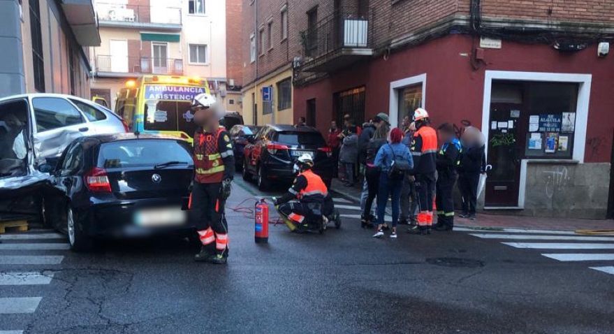 Accidente entre dos vehículos en el cruce de la calle Los Hidalgos con Fernando de Rojas