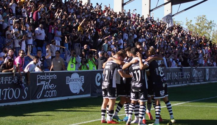 Los jugadores de Unionistas celebran un gol ante el Rayo Majadahonda | FOTO SALAMANCA24HORAS.COM