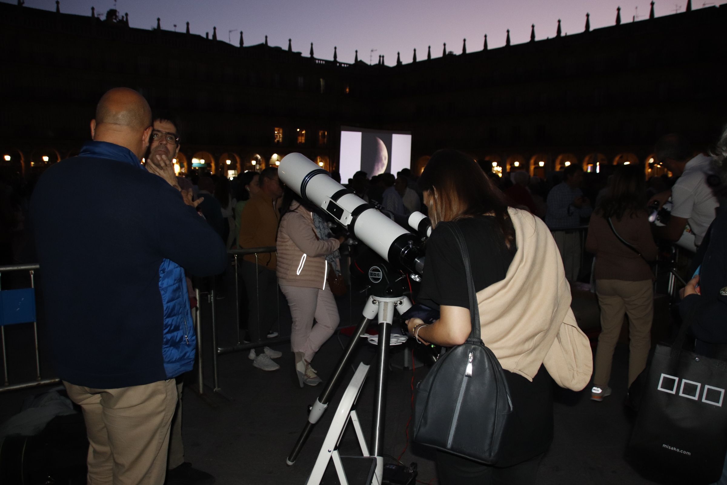 telescopios en la Plaza Mayor para observar la luna
