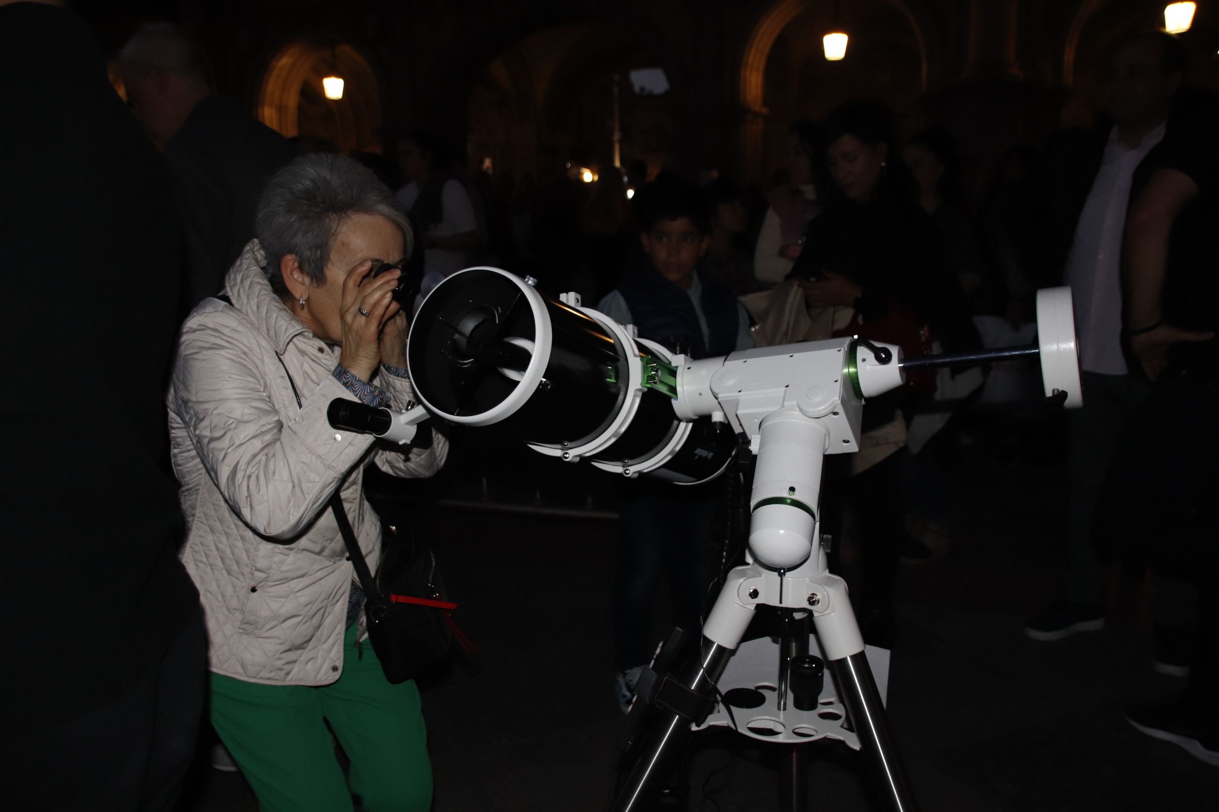 telescopios en la Plaza Mayor para observar la luna