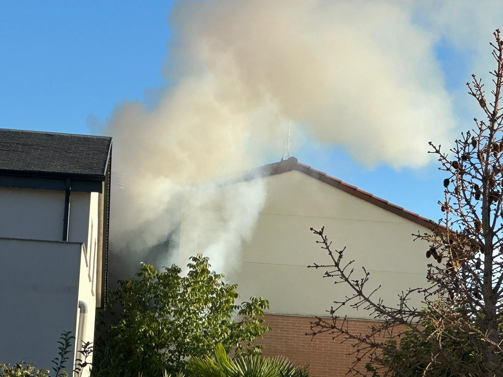 incendio vivienda en Ana María Matute (Villamayor) (4)