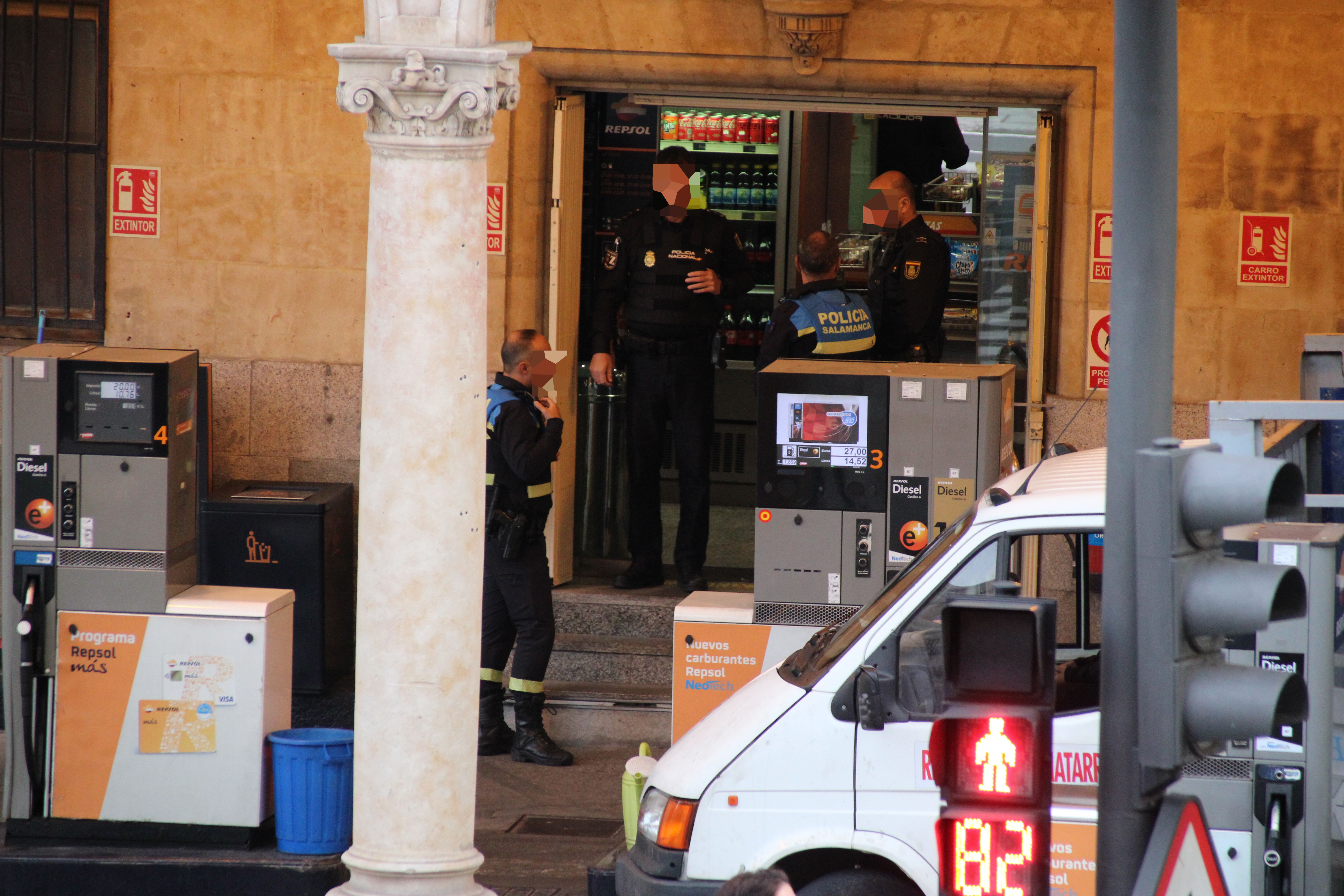 Policía en la gasolinera de la puerta de zamora | Foto archivo