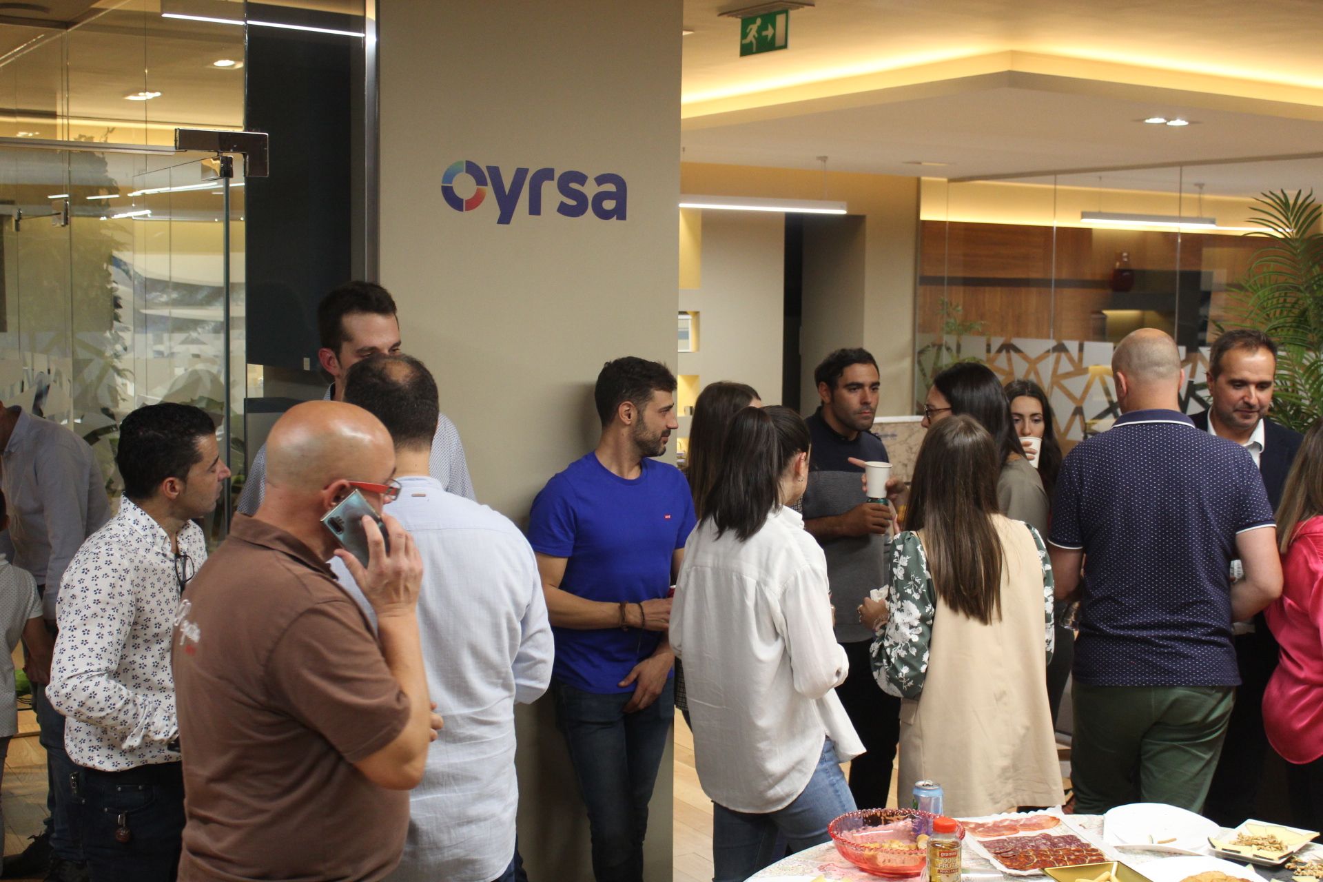 Las jugadoras de Perfumerías Avenida visitan las nuevas instalaciones de Oyrsa