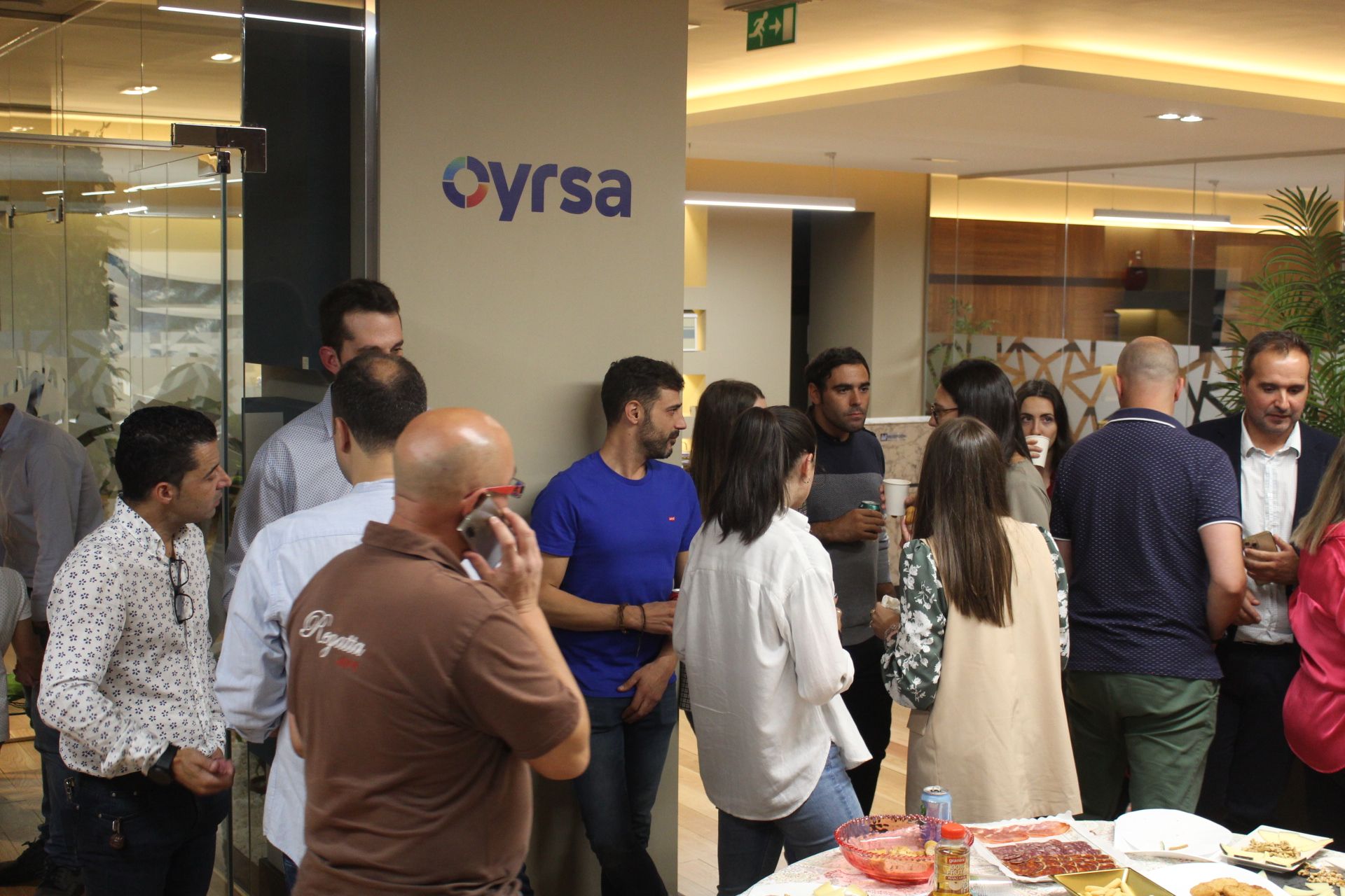 Las jugadoras de Perfumerías Avenida visitan las nuevas instalaciones de Oyrsa