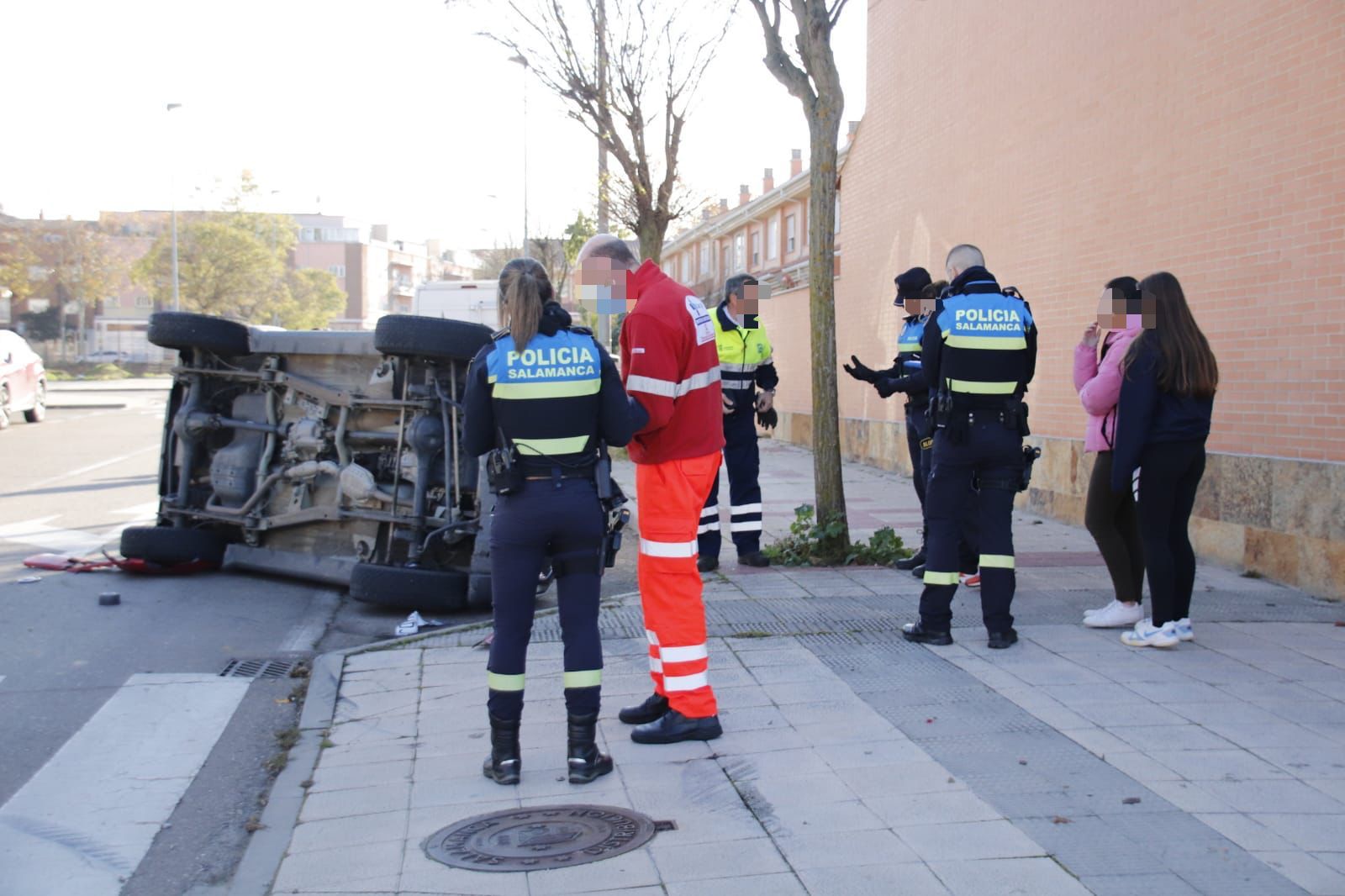  Accidente vial entre dos turismos en paseo César Real de la Riva