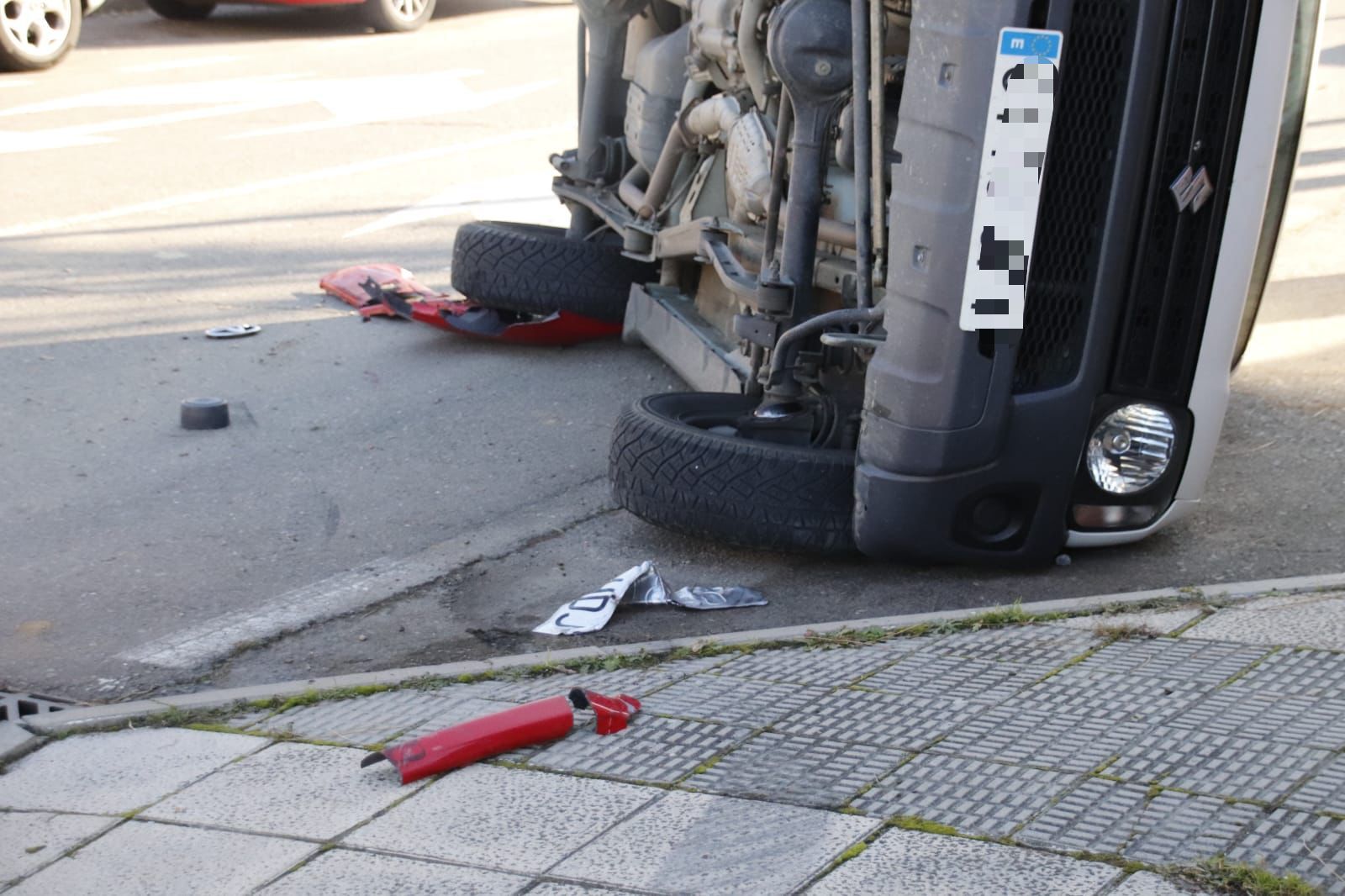  Accidente vial entre dos turismos en paseo César Real de la Riva