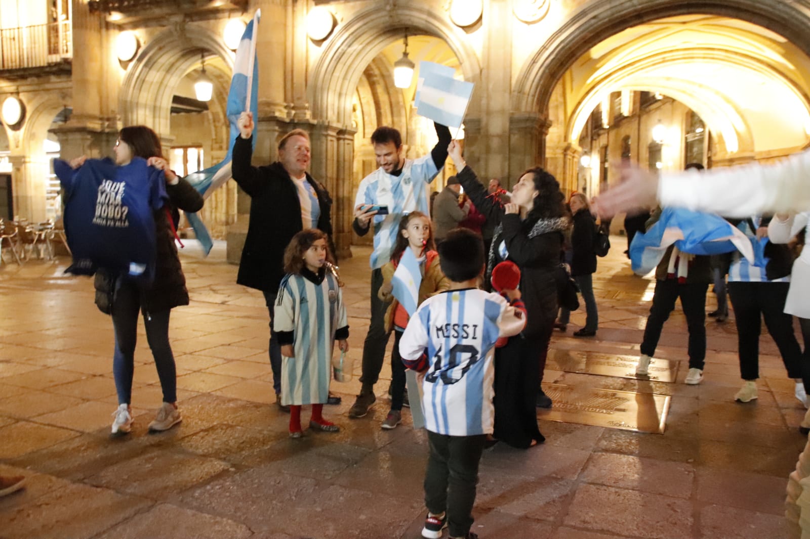 Celebración argentinos Plaza Mayor, Argentina gana el Mundial 2022 (5)