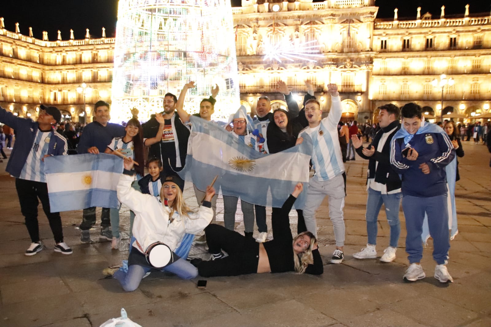 Celebración argentinos Plaza Mayor, Argentina gana el Mundial 2022 (6)