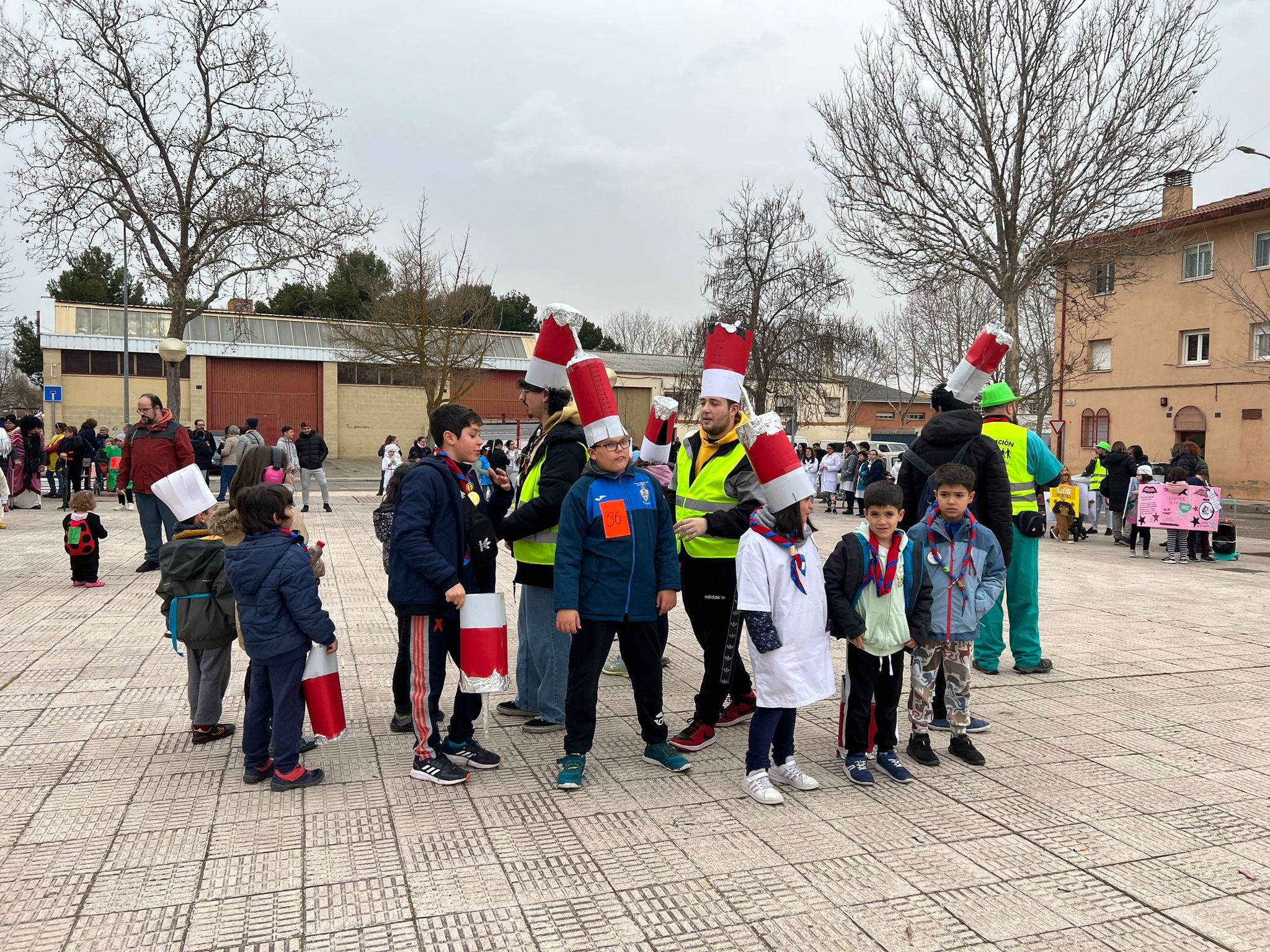 GALERÍA | Pasacalles de Carnaval del Consejo Social del Rollo en Puente Ladrillo 