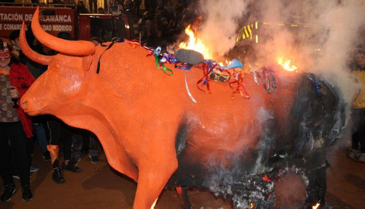 La quema simbólica de la estatua de un toro pone fin a un masivo Carnaval del Toro en Ciudad Rodrigo