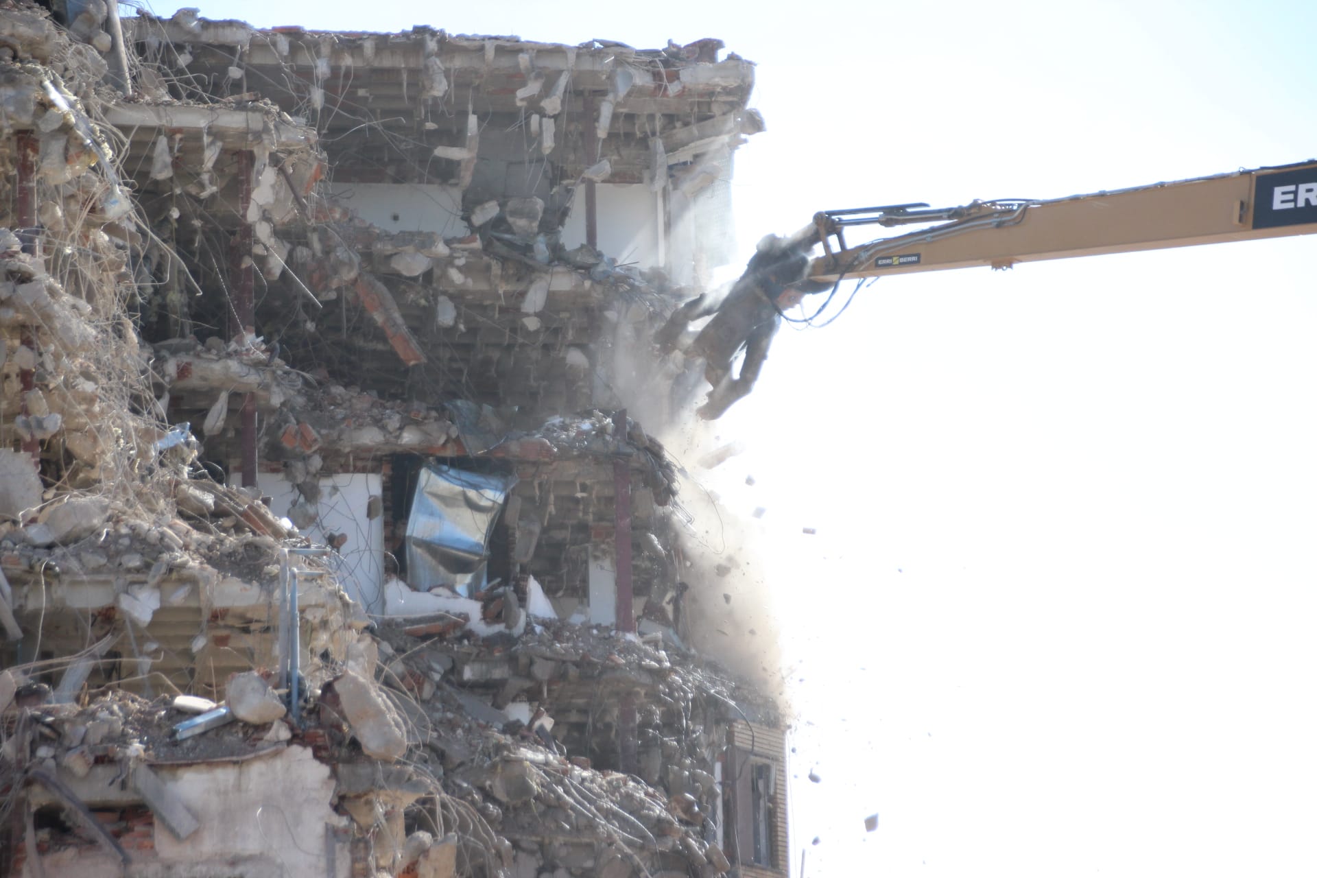 GALERÍA | Comienza la demolición de la parte superior del Clínico 