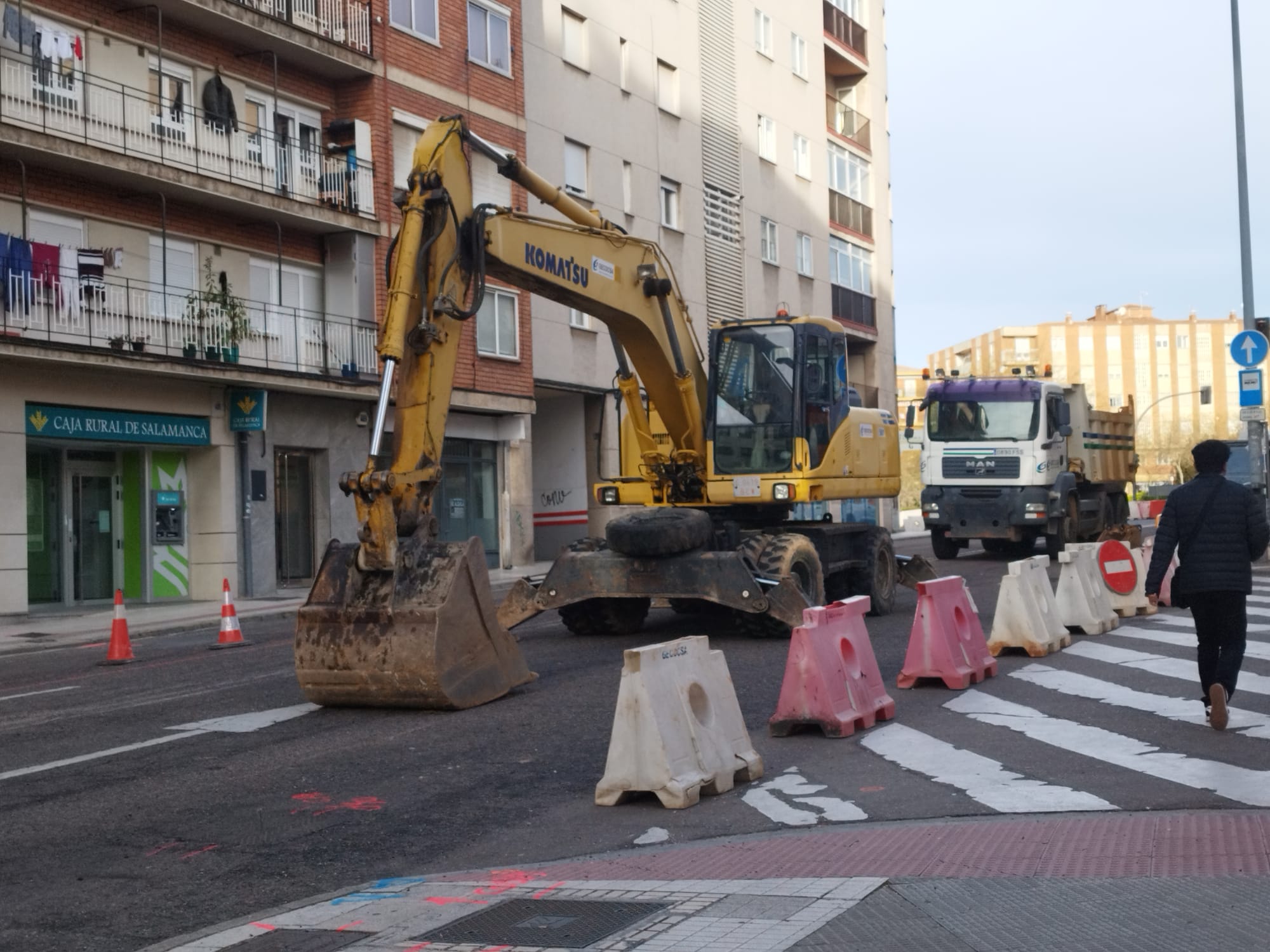 Cortada la Carretera de Ledesma por obras de urbanización